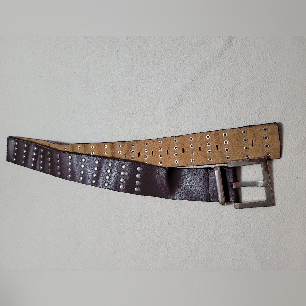 Small cool belt with snap detail
